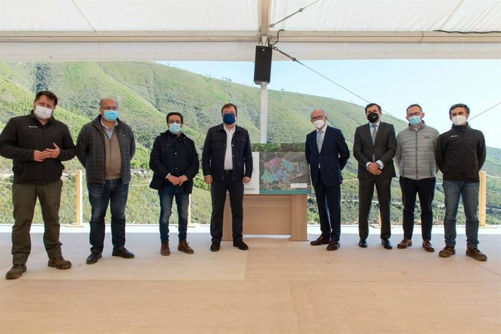 Autoridades en una visita al proyecto de reforestación en Las Hurdes