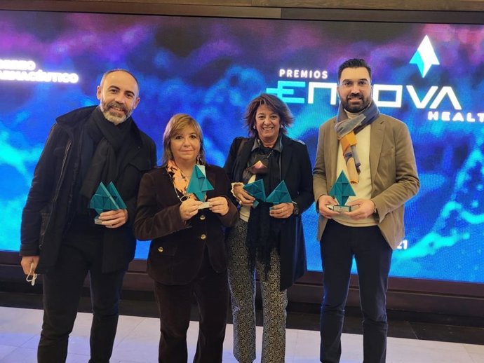 El investigador Juan Manuel Oropesa, neurólogo del Hospital Juan Ramón Jiménez, primero a la derecha, recoge el premio E-nnova Health junto a investigadores de otros centros colaboradores.