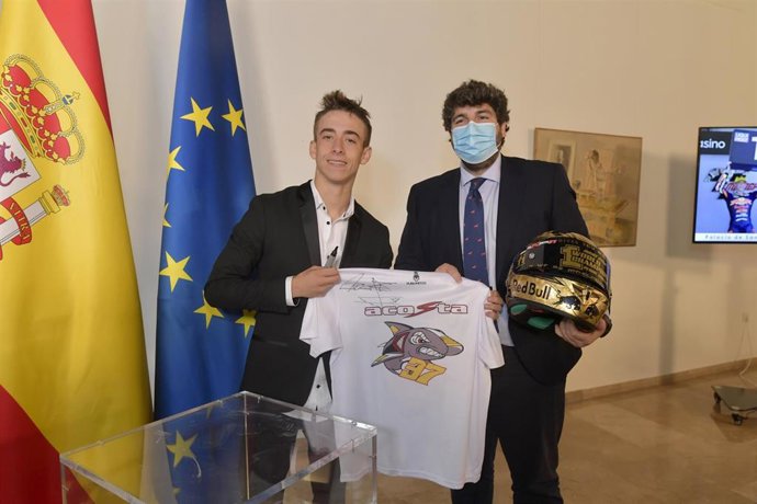 El jefe del Ejecutivo regional, Fernando López Miras, junto al reciente campeón del mundo de Moto3, el mazarronero Pedro Acosta
