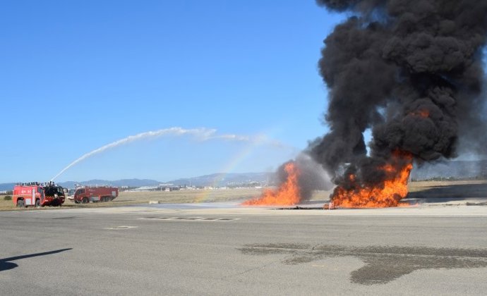 Imagen de los Bombers apagando el fuego durante el simulacro
