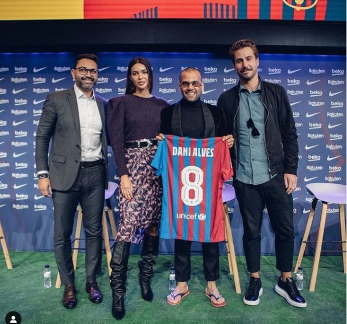 Alves volvió a calzar unas Havainas en su firma con el Bara.