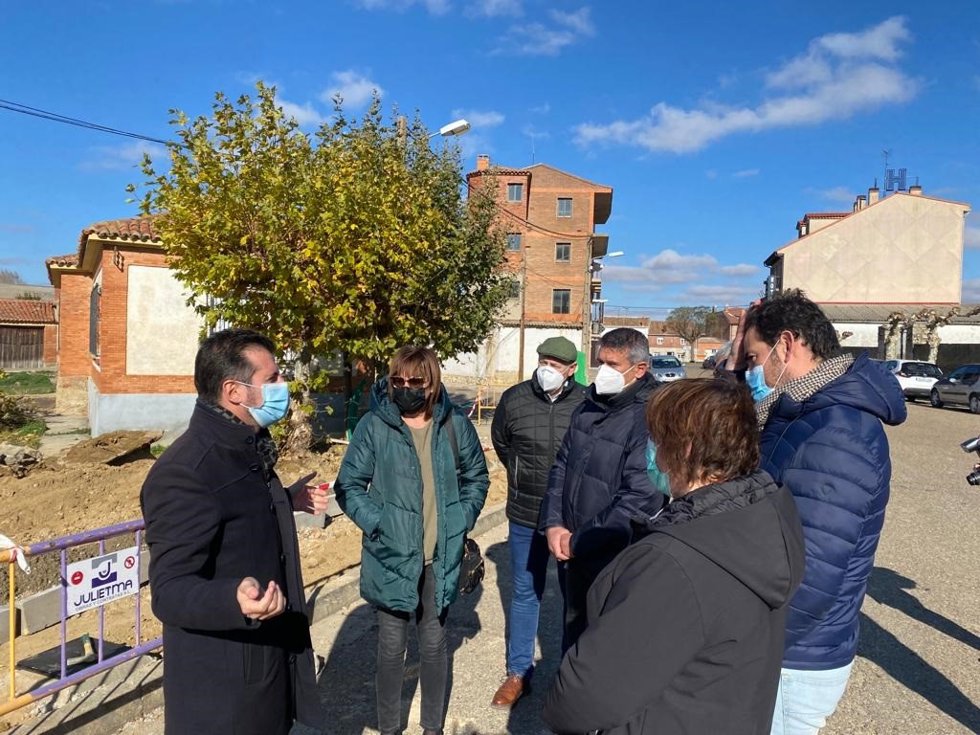 Luis Tudanca durante su visita a Monzón.