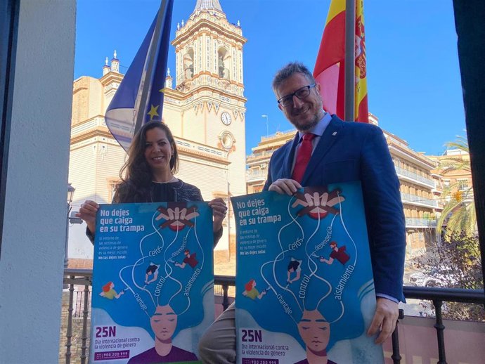 La asesora de programa del Instituto Andaluz de la Mujer (IAM) en Huelva, María Martín, y el delegado territorial de Igualdad, Políticas Sociales y Conciliación, Manuel Antonio Conde, en la presentación de la campaña.