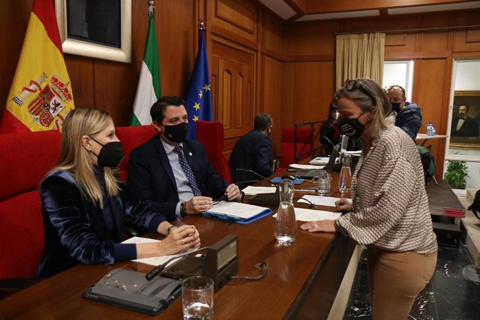 La primera teniente de alcalde y delegada de Turismo del Ayuntamiento de Córdoba, Isabel Albás, habla con el alcalde, José María Bellido, y la interventora general.