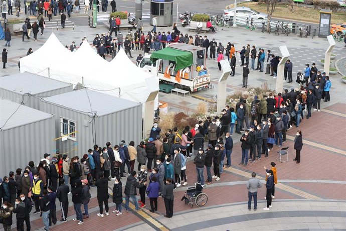 Archivo - Colas para realizarse la prueba del coronavirus en Seúl, Corea del Sur.