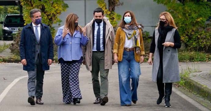 Visita de la presidenta del PP de Cantabria, María José Sáenz de Bruga, y otros responsables del partido a Ferroatlantica