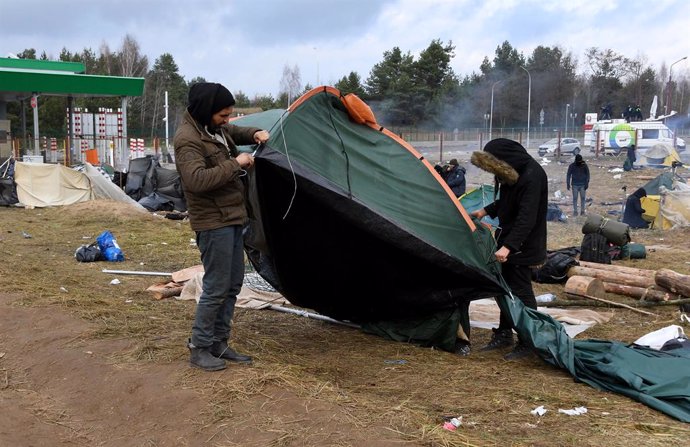 Campamento de migrantes en la frontera entre Bielorrusia y Polonia