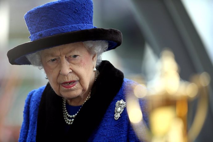 Archivo - 16 October 2021, United Kingdom, Ascot: Queen Elizabeth II is pictured ahead of presenting the trophy after the Qipco British Champions Fillies & Mares Stakes during the Qipco British Champions Day at Ascot Racecourse. Photo: Steven Paston/PA 