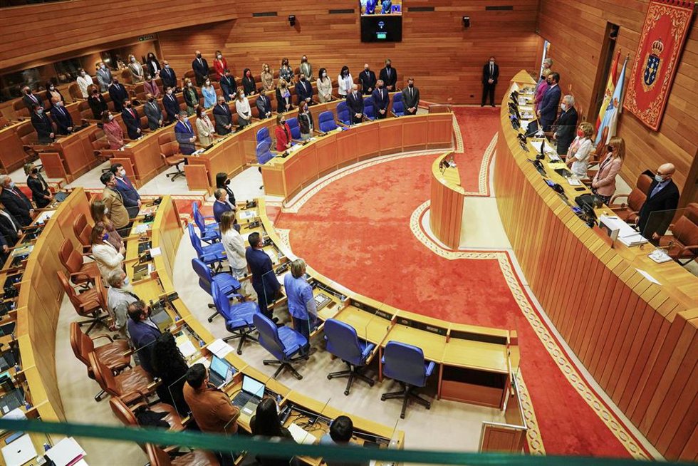 Archivo - Vista general del Parlamento Gallego, durante el minuto de silencio en recuerdo al fallecido conselleiro de Facenda, momentos previos al inicio del Debate sobre el Estado de la Autonomía, en el Pazo do Hórreo, a 13 de octubre de 2021
