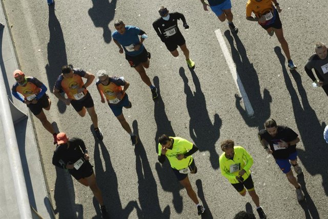 Varios corredores participan en la 44ª edición de la carrera pedestre popular por la festividad de San Martiño, a 14 de noviembre de 2021