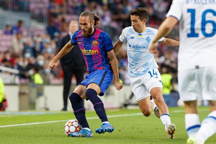 El jugador del FC Barcelona Óscar Mingueza en partido de la Liga de Campeones 2021/22 contra el Dinamo de Kiev en el Camp Nou