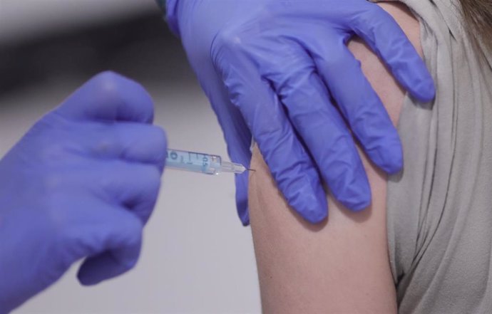 Archivo - Una persona recibe la segunda dosis de la vacuna contra el Covid-19
