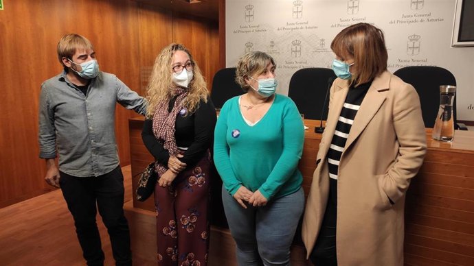 Lorena Fernández y Cristina Fernández, en el centro