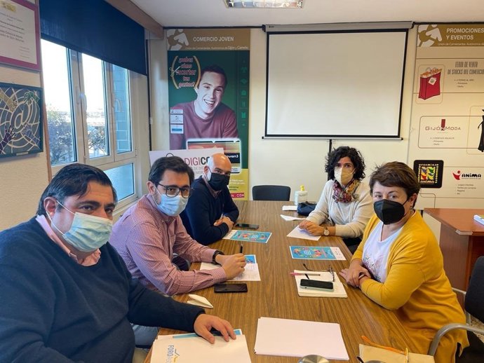 Reunión de representantes de Foro Asturias con la Unión de Conmerciantes de Gijón