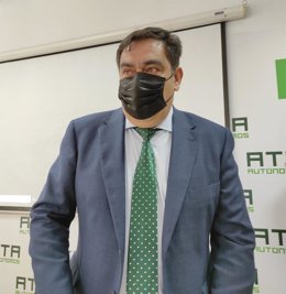 El presidente de ATA Andalucía, Rafael Amor, en la sede de su organización en Córdoba.
