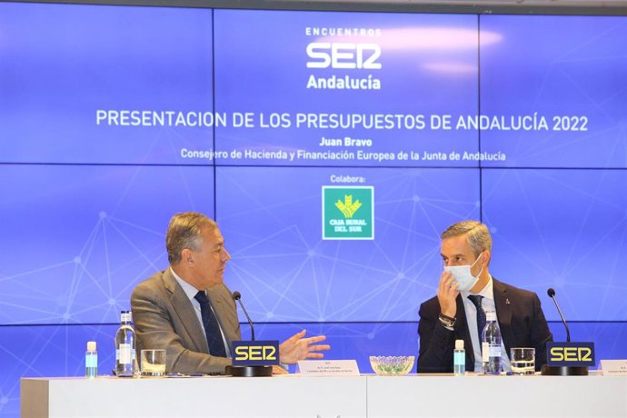 El candidato del PP a la Alcaldía del Ayuntamiento de Sevilla, José Luis Sanz, y el consejero de Hacienda, Juan Bravo