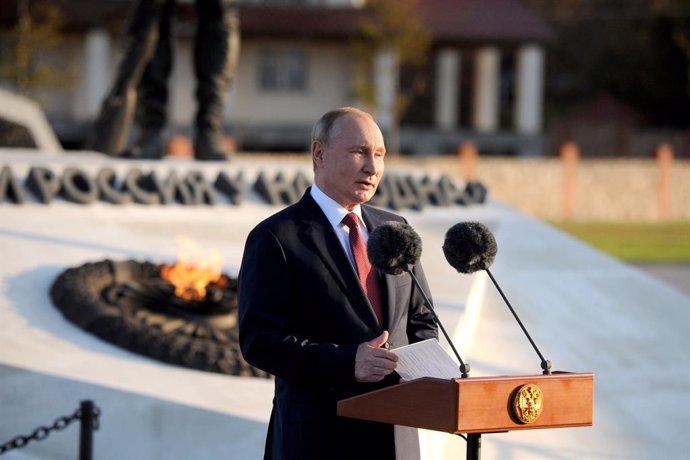 HANDOUT - 04 November 2021, Russia, Sevastopol: Russian President Vladimir Putin delivers a speech at the memorial complex dedicated to the end of the Russian Civil War on the occasion of National Unity Day. Photo: -/Kremlin/dpa - ATTENTION: editorial u