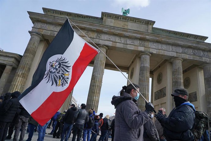 Concentración de la extremaderecha en la Puerta de Brandeburgo, Berlín.