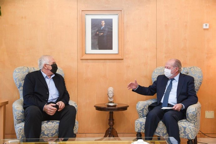 El presidente de la Diputación de Sevilla, Fernando Rodríguez Villalobos, con su homónimo en COAG-A, Miguel López Sierra