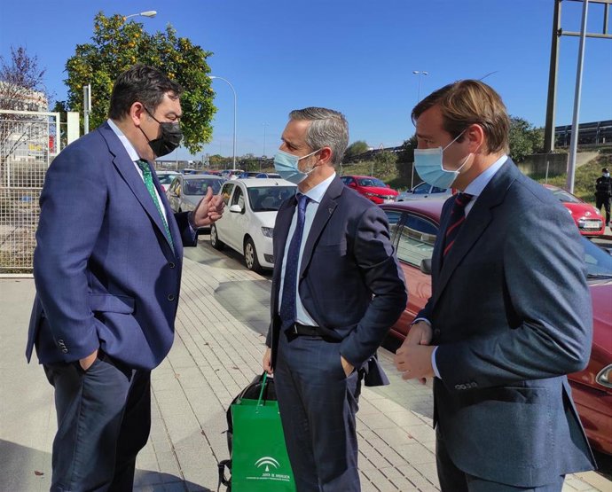 Rafael Amor (izda.) recibe a Juan Bravo (centro) y al delegado del Gobierno andaluz en Córdoba, Antonio Repullo (dcha.)