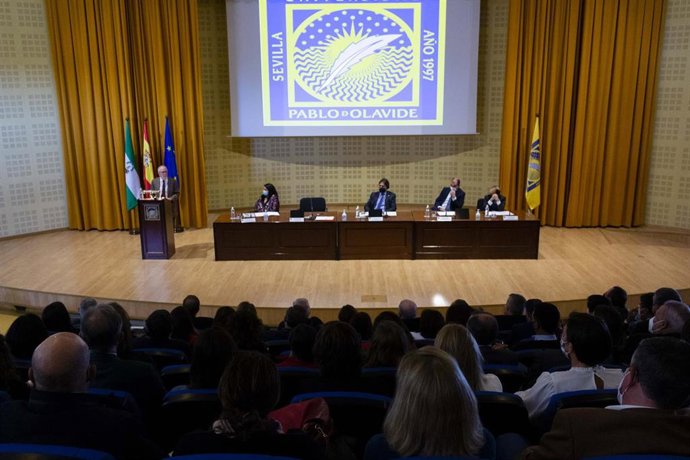 Acto organizado en el Paraninfo de la UPO para despedir al catedrático Ramón Valle Cabrera.