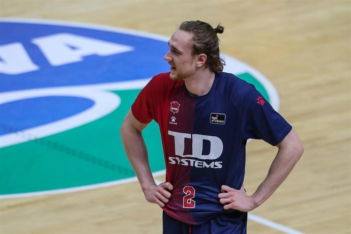 Archivo - Sander Raieste of Baskonia  in warms up prior during the spanish league ACB  basketball match played between Valencia Basket vs TD Systems Baskonia at the Fuente de San Luiz pavilion, La Fonteta. On January, 24. 2021, Valencia, Spain.