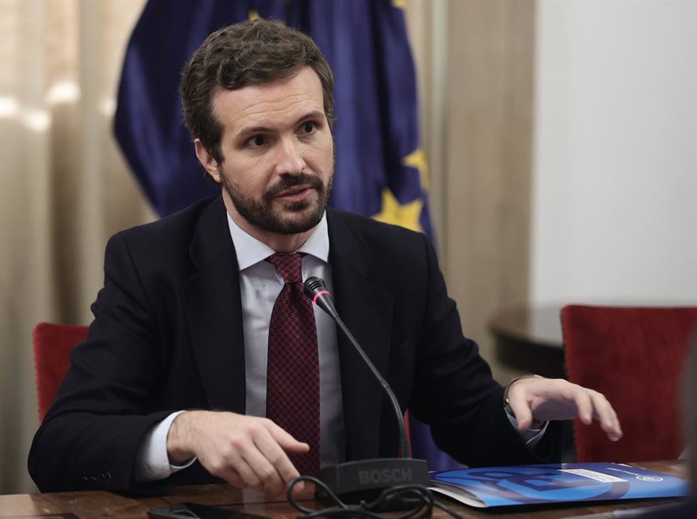 El presidente del Partido Popular, Pablo Casado, preside una reunión con representantes de sindicatos policiales y asociaciones de la Guardia Civil, en el Congreso de los Diputados, a 16 de noviembre de 2021, en Madrid, (España). El encuentro se produce