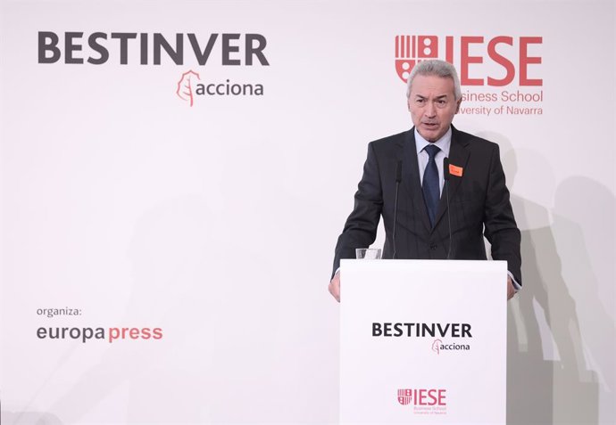 El director del Campus IESE en Madrid, José Luis Suárez, interviene en la presentación del III Observatorio del Ahorro y la Inversión en España, en el Palacio de la Bolsa, a 18 de noviembre de 2021, en Madrid, (España). 