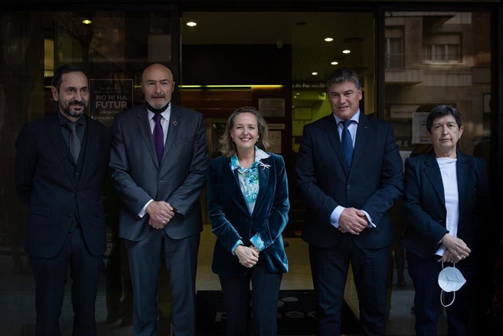 El adjunto a la Presidencia de Pimec, Miquel Camps; el presidente de Conpymes, José María Torres; la vicepresidenta primera, Nadia Calviño; el presidente de Pimec, Antonio Cañete, y la delegada del Gobierno en Cataluña, Teresa Cunillera.