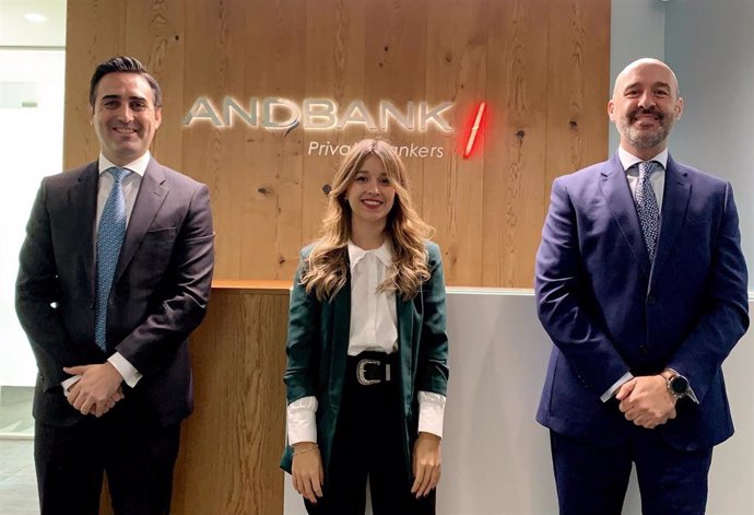 El responsable del centro de Andbank en Toledo, -Gonzalo Hermida, junto a Miguel Ángel García e Irene Olías.