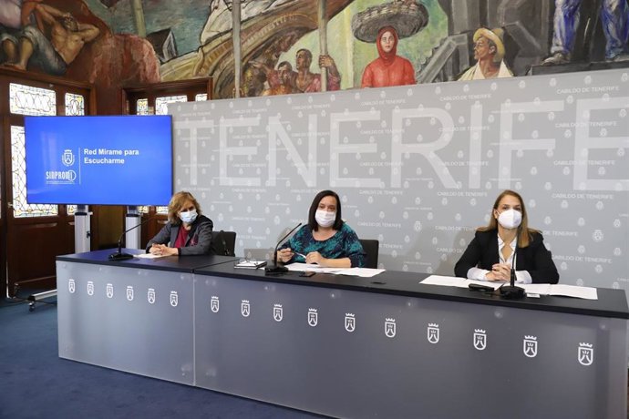La consejera de Acción Social delñ Cabildo de Tenerife, Pedro Martín (c), en la presentación de la red de comunicación para personas con discapacidad