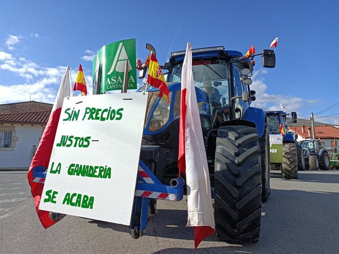 Tractorada de protesta por el precio de la leche, en Arenas de Iguña