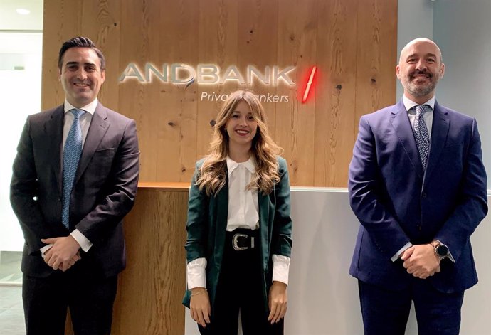 El responsable del centre d'Andbank a Toledo, Gonzalo Hermida, al costat de Miguel Ángel García i Irene Olías