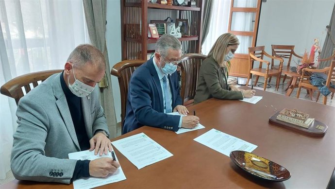 El alcalde de Albox y representantes de la Junta firma el convenio para la cesión de terrenos.