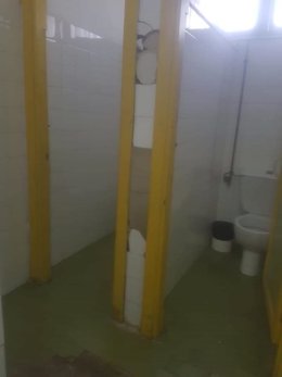 Archivo - Estado de los aseos del IES Tartessos