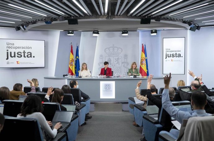 (I-D) La vicepresidenta segunda del Gobierno y ministra de Trabajo, Yolanda Díaz; la ministra Portavoz y de Política Territorial, Isabel Rodríguez; y la ministra de Educación y Formación Profesional, Pilar Alegría, comparecen en rueda de prensa posterio