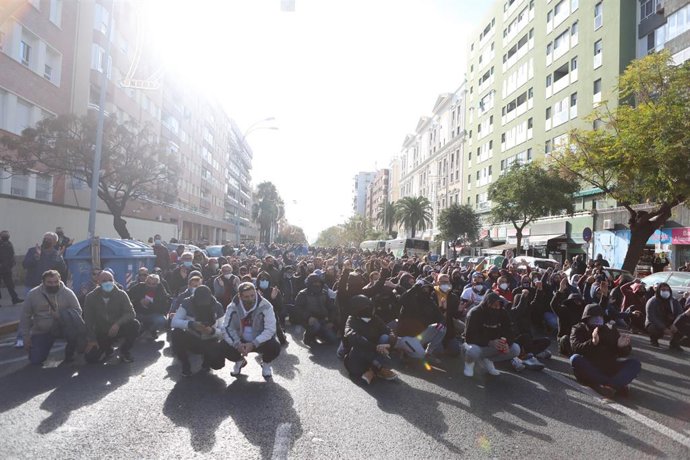 Nuevos cortes de carretera en la huelga del metal de Cádiz.