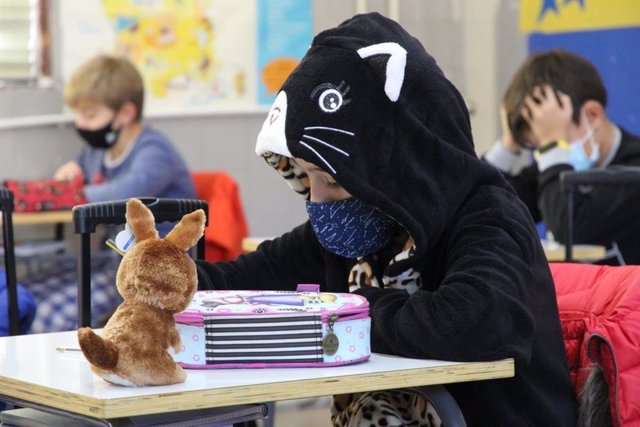 Niños en pijama en un aula del colegio La Salle de Valladolid.
