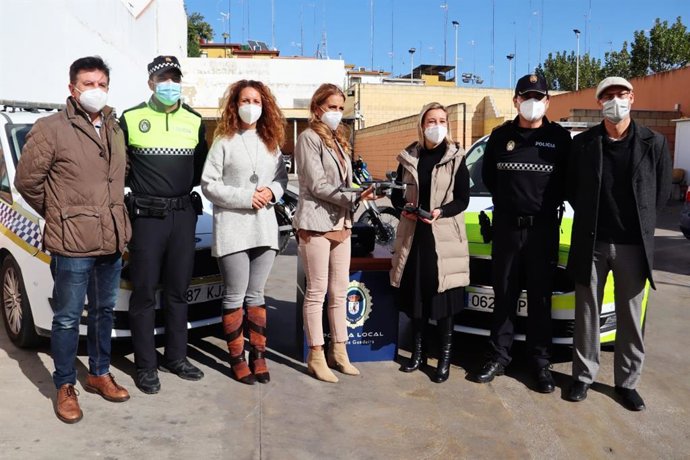 La alcaldesa de Alcalá de Guadaíra, Ana Isabel Jiménez, ha presentado el dron que se incorpora a las herramientas con las que cuenta la Policía Local del municipio.