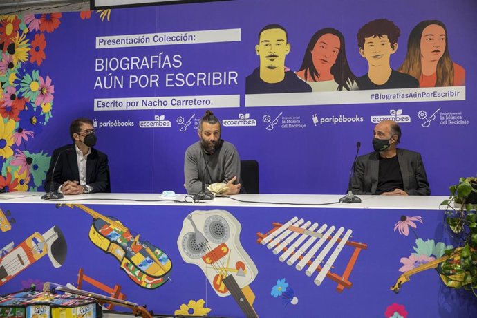 El consejero delegado de Ecoembes, Óscar Martín, el escritor y periodista Nacho Carretero y el director de La Música del Reciclaje, Víctor Gil, presentan la publicación 'Biografías aún por escribir'.