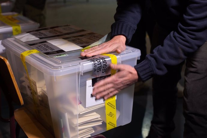 Archivo - Sellado de urnas de votos en Chile