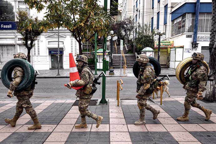 Archivo - 27 March 2020, Bolivia, La Paz: Bolivian army members walk through a street as part of the government plan to declare an emergency law through the country, amid the spread the coronavirus (COVID-19). Photo: Christian Lombardi/ZUMA Wire/dpa