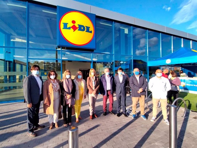 La alcaldesa de Motril, Luisa García, visita la nueva tienda de Lidl en el municipio.