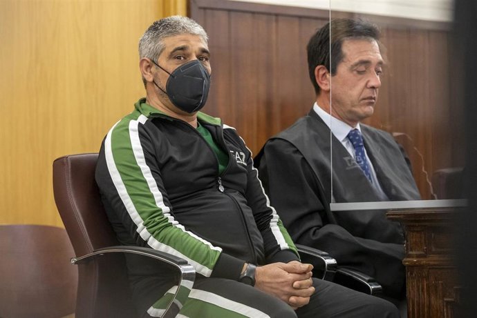 Bernardo Montoya, acusado de la agresión sexual y asesinato de Laura Luelmo, en la sala de  la Audiencia de Huelva este lunes.