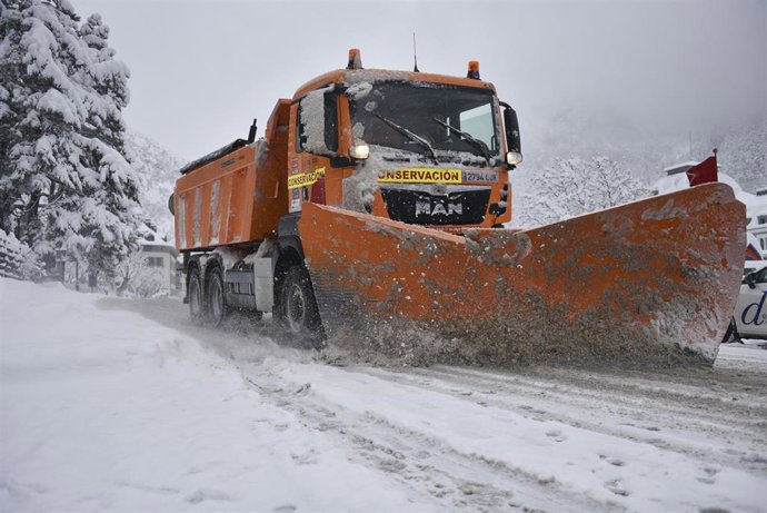 Archivo - Un camión quitanieves despeja una carretera en el Pirineo aragonés, en Huesca, Aragón (España), a 29 de diciembre de 2020. La alerta roja por nieve tras la borrasca Bella se mantiene este martes en 14 carreteras del Pirineo aragonés, donde es 