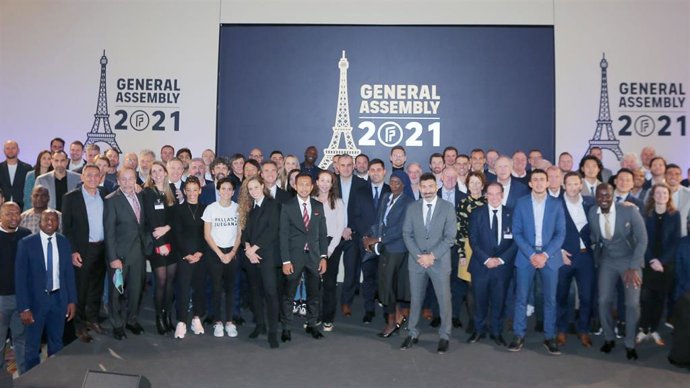 David Aganzo (en el centro de la imagen), elegido nuevo presidente de FIFPro.