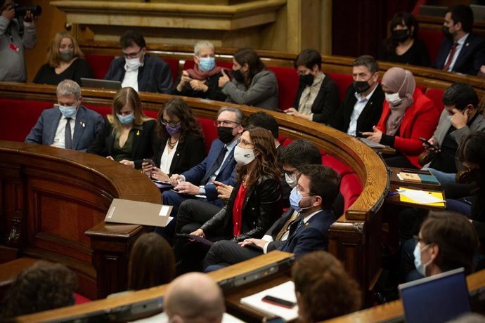 Imagen de archivo - Asistentes a una sesión de control al Govern, a 17 de noviembre de 2021, en Barcelona, Catalunya, (España). 