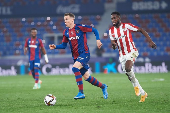 Archivo - Carlos Clerc of Levante UD and Inaki Williams of Athletic Club de Bilbao during the Spanish Copa del Rey Semi Final second leg match between Levante and Athletic Club de Bilbao at Estadio Ciutat de Valencia on 4 March, 2021 in Valencia, Spain