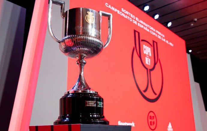 Imagen del trofeo de la Copa del Rey, cuya primera eliminatoria de 2021-22 se ha sorteado en la Ciudad de la RFEF.