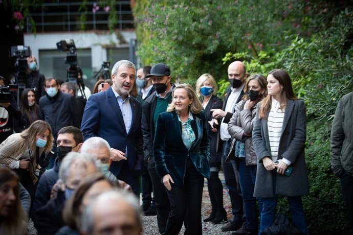 La vicepresidenta primera del Govern central, Nadia Calviño, i el primer tinent d'alcalde de Barcelona, Jaume Collboni, en la presentació del nou laboratori que es crear a l'equipament de Palo Alto de la capital catalana